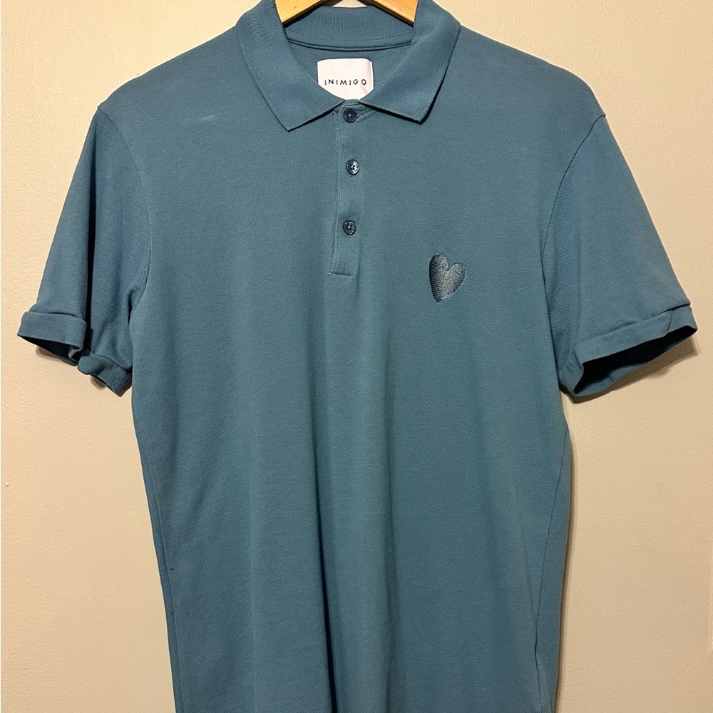 Regular fit
Polo collar
Organic cotton
Heart embroidery
Mercerized jersey